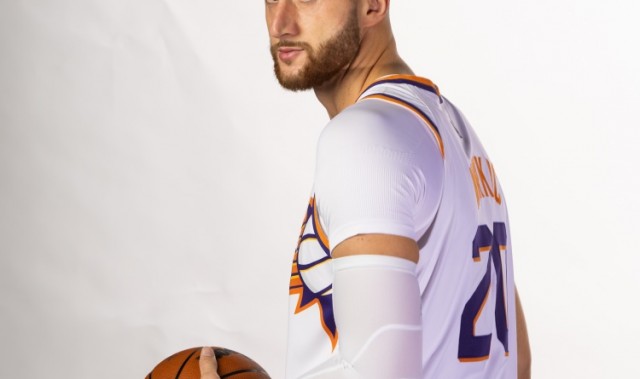 被弃用！第三节已经打完 努尔基奇仍然没有获得出场机会