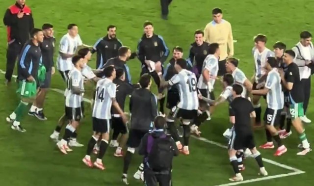 气氛搞起来！阿根廷球员赛后集体跳舞欢庆胜利