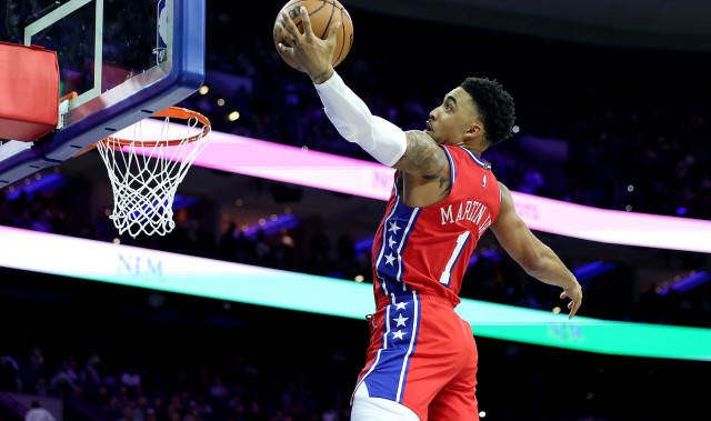 队记：小肯扬-马丁左脚出现应力反应 大约两周后将重新接受评估