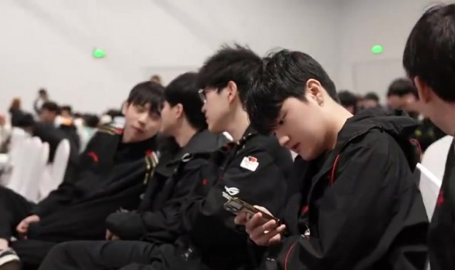 JDG公布选手大会花絮视频：老EDG成员和Scout聊天，Peyz寡言少语