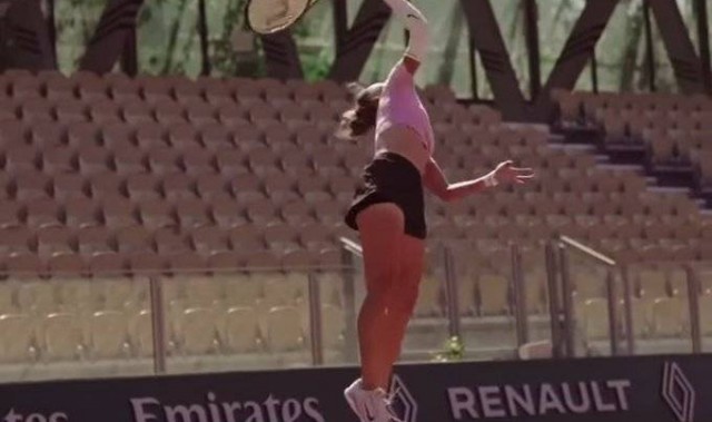 回到梦实现的地方！郑钦文抵达巴黎，奥运夺金后重返罗兰加洛斯