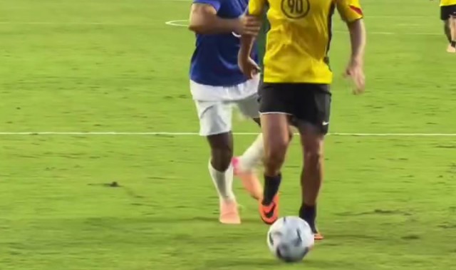 😂200斤的爆铲！梅西保镖被纳什抢断后铲倒对方，两人相视而笑