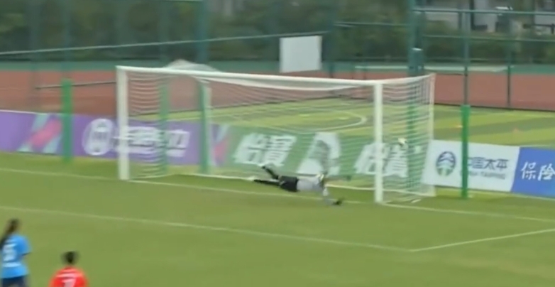 陈巧珠晒女超误判视频：真是离谱他妈给离谱开门到家了